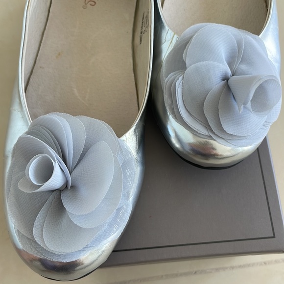 Pazitos Big Girls Silver Silk Flower Slip On Dress Flats-Size 36 (US Size 4) - Picture 2 of 11